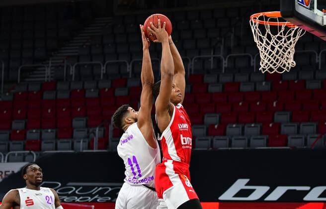 BAMBERG 07.05.2021 --- Basketball ---- easycredit 1. Basketball Bundesliga ---- 30. Spieltag: Brose Bamberg vs BG Göttingen --- Devon Hall (22, Brose Bamberg) setzt gegen Marvin Omuvwie zum Dunk an --- Foto: Hans-Martin Issler isslerimages ---- Brose Bamberg vs BG Göttingen