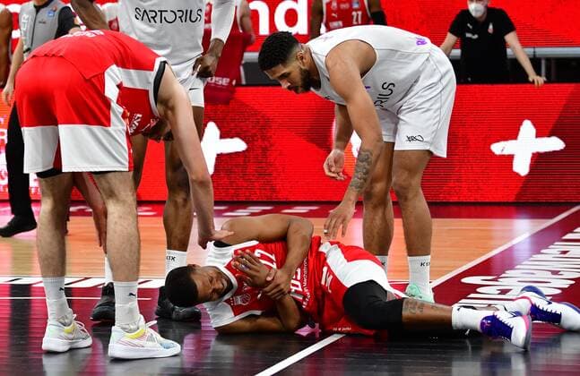 BAMBERG 07.05.2021 --- Basketball ---- easycredit 1. Basketball Bundesliga ---- 30. Spieltag: Brose Bamberg vs BG Göttingen --- Devon Hall (22, Brose Bamberg) hält sich die Hand nach dem Foul von Marvin Omuvwie (rechts) --- Foto: Hans-Martin Issler isslerimages ---- Brose Bamberg vs BG Göttingen