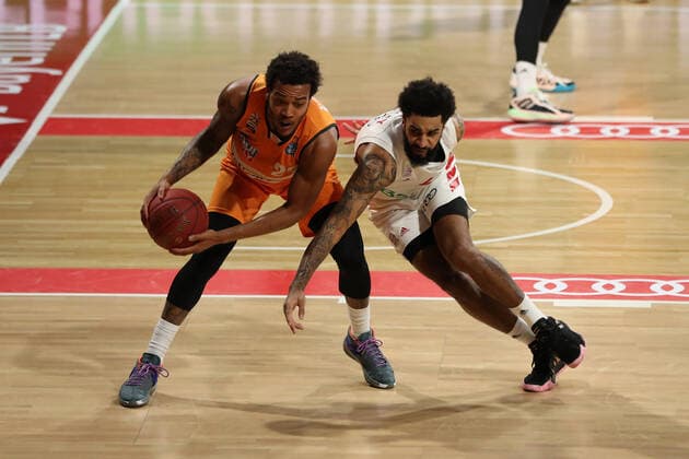 Zweikampf zwischen Troy Caupain (Ulm) und Dennis Seeley (Muenchen) GER, FC Bayern Basketball vs. ratiopharm ulm, Basketball, 1.Bundesliga, Saison 2020 2021, 07.05.2021, GER, FC Bayern Basketball vs. ratiopharm ulm, Basketball, 1.Bundesliga, Saison 2020 2021, 07.05.2021, Muenchen Copyright: xEIBNER MarcelxEngelbrechtx EP_EER