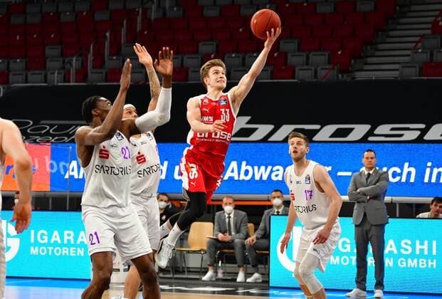 BAMBERG 07.05.2021 --- Basketball ---- easycredit 1. Basketball Bundesliga ---- 30. Spieltag: Brose Bamberg vs BG Göttingen --- Bennet Hundt (33, Brose Bamberg) mit Korbleger gegen Nelson Weidemann (2, BG Göttingen), Tai Odiase (21, BG Göttingen) und Mathis Mönninghoff (17, BG Göttingen) --- Foto: Hans-Martin Issler isslerimages ---- Brose Bamberg vs BG Göttingen
