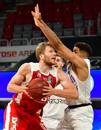 BAMBERG 07.05.2021 --- Basketball ---- easycredit 1. Basketball Bundesliga ---- 30. Spieltag: Brose Bamberg vs BG Göttingen --- Christian Sengfelder (43, Brose Bamberg) gegen Marvin Omuvwie (11, BG Göttingen) --- Foto: Hans-Martin Issler isslerimages ---- Brose Bamberg vs BG Göttingen