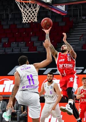 BAMBERG 07.05.2021 --- Basketball ---- easycredit 1. Basketball Bundesliga ---- 30. Spieltag: Brose Bamberg vs BG Göttingen --- Tyler Larson (55, Brose Bamberg) wirft gegen Marvin Omuvwie (11, BG Göttingen) --- Foto: Hans-Martin Issler isslerimages ---- Brose Bamberg vs BG Göttingen