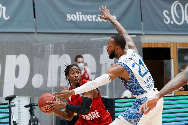 07.05.2021, Basketball, BBL 2020 2021, 28. Spieltag, s.Oliver Wuerzburg - FRAPORT SKYLINERS, GER, Wuerzburg, s.Oliver Arena, Bild: v. li. Robert Lowery (s.Oliver Wuerzburg) und Kamari Murphy (Fraport Skyliners) Copyright: HMBxMedia xHeikoxBecker