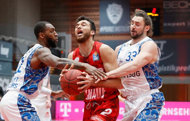 07.05.2021, Basketball, BBL 2020 2021, 28. Spieltag, s.Oliver Wuerzburg - FRAPORT SKYLINERS, GER, Wuerzburg, s.Oliver Arena, Bild: v. li. Kamari Murphy (Fraport Skyliners), Brekkott Chapman (s.Oliver Wuerzburg) und Marco Voeller (Fraport Skyliners) Copyright: HMBxMedia xHeikoxBecker