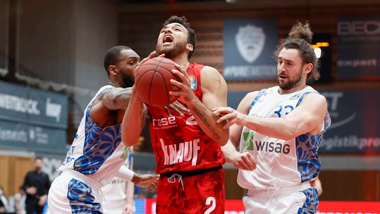 07.05.2021, Basketball, BBL 2020 2021, 28. Spieltag, s.Oliver Wuerzburg - FRAPORT SKYLINERS, GER, Wuerzburg, s.Oliver Arena, Bild: v. li. Kamari Murphy (Fraport Skyliners), Brekkott Chapman (s.Oliver Wuerzburg) und Marco Voeller (Fraport Skyliners) Copyright: HMBxMedia xHeikoxBecker