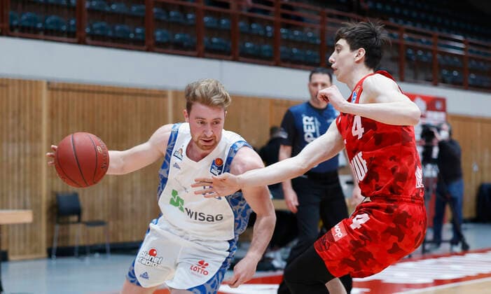 07.05.2021, Basketball, BBL 2020 2021, 28. Spieltag, s.Oliver Wuerzburg - FRAPORT SKYLINERS, GER, Wuerzburg, s.Oliver Arena, Bild: v. li. Philipp Hadenfeldt (Fraport Skyliners) und Julius Boehmer (s.Oliver Wuerzburg) Copyright: HMBxMedia xHeikoxBecker