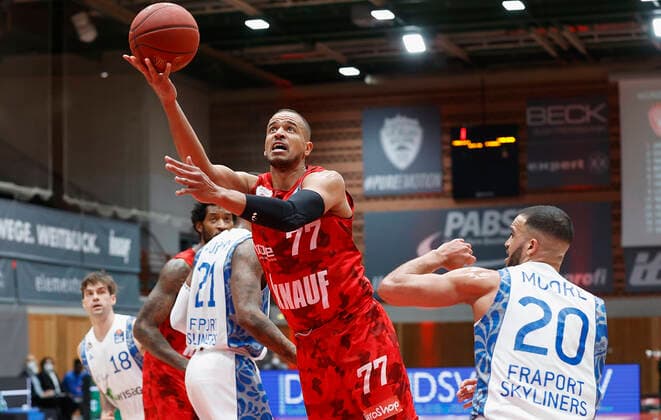 07.05.2021, Basketball, BBL 2020 2021, 28. Spieltag, s.Oliver Wuerzburg - FRAPORT SKYLINERS, GER, Wuerzburg, s.Oliver Arena, Bild: v. li. Kamari Murphy (Fraport Skyliners), Alex King (s.Oliver Wuerzburg) und Rasheed Moore (Fraport Skyliners) Copyright: HMBxMedia xHeikoxBecker