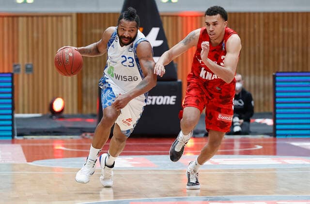 07.05.2021, Basketball, BBL 2020 2021, 28. Spieltag, s.Oliver Wuerzburg - FRAPORT SKYLINERS, GER, Wuerzburg, s.Oliver Arena, Bild: v. li. Quantez Robertson (Fraport Skyliners) und Nils Hassfurther (s.Oliver Wuerzburg) Copyright: HMBxMedia xHeikoxBecker