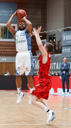 07.05.2021, Basketball, BBL 2020 2021, 28. Spieltag, s.Oliver Wuerzburg - FRAPORT SKYLINERS, GER, Wuerzburg, s.Oliver Arena, Bild: v. li. Quantez Robertson (Fraport Skyliners) und Nils Hassfurther (s.Oliver Wuerzburg) Copyright: HMBxMedia xHeikoxBecker