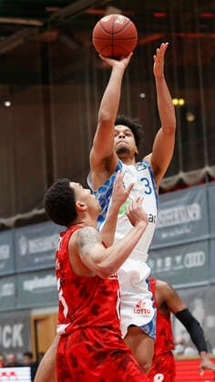 07.05.2021, Basketball, BBL 2020 2021, 28. Spieltag, s.Oliver Wuerzburg - FRAPORT SKYLINERS, GER, Wuerzburg, s.Oliver Arena, Bild: v. li. Tyson Ward (s.Oliver Wuerzburg) und Maximilian Begue (Fraport Skyliners) Copyright: HMBxMedia xHeikoxBecker