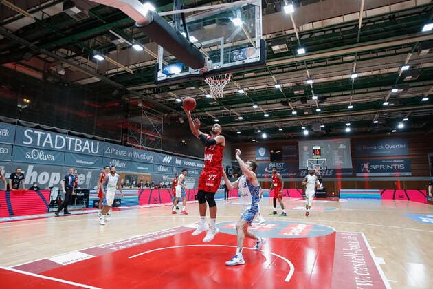 07.05.2021, Basketball, BBL 2020 2021, 28. Spieltag, s.Oliver Wuerzburg - FRAPORT SKYLINERS, GER, Wuerzburg, s.Oliver Arena, Bild: v. li. Alex King (s.Oliver Wuerzburg) und Joe Rahon (Fraport Skyliners) Copyright: HMBxMedia xHeikoxBecker