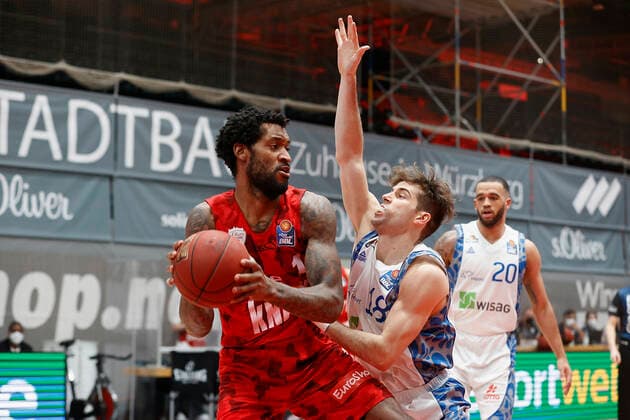 07.05.2021, Basketball, BBL 2020 2021, 28. Spieltag, s.Oliver Wuerzburg - FRAPORT SKYLINERS, GER, Wuerzburg, s.Oliver Arena, Bild: v. li. Perry Jones III (s.Oliver Wuerzburg) und Joe Rahon (Fraport Skyliners) Copyright: HMBxMedia xHeikoxBecker