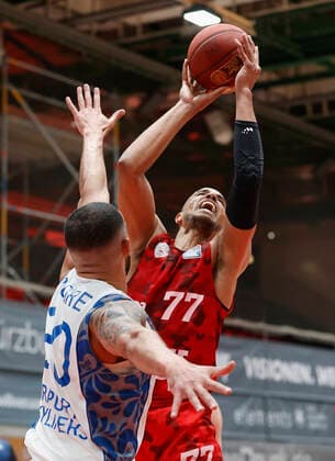 07.05.2021, Basketball, BBL 2020 2021, 28. Spieltag, s.Oliver Wuerzburg - FRAPORT SKYLINERS, GER, Wuerzburg, s.Oliver Arena, Bild: v. li. Rasheed Moore (Fraport Skyliners) und Alex King (s.Oliver Wuerzburg) Copyright: HMBxMedia xHeikoxBecker