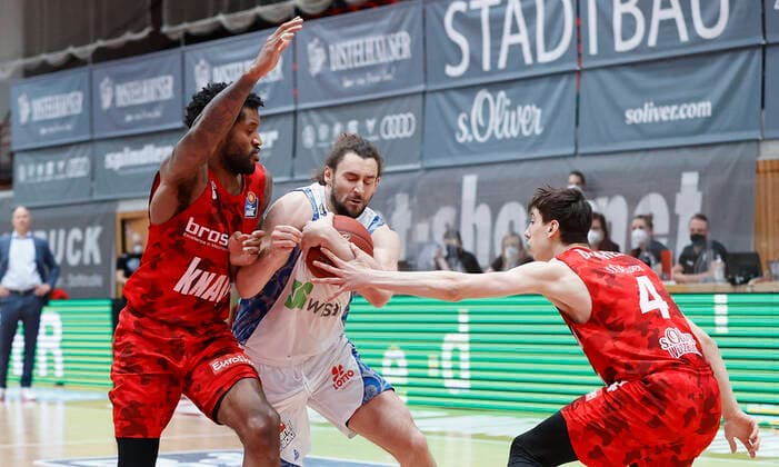 07.05.2021, Basketball, BBL 2020 2021, 28. Spieltag, s.Oliver Wuerzburg - FRAPORT SKYLINERS, GER, Wuerzburg, s.Oliver Arena, Bild: v. li. Perry Jones III (s.Oliver Wuerzburg), Marco Voeller (Fraport Skyliners) und Julius Boehmer (s.Oliver Wuerzburg) Copyright: HMBxMedia xHeikoxBecker