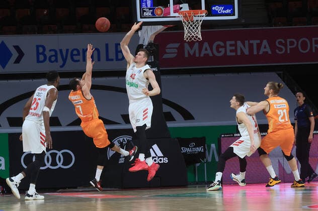 07.05.2021, BBL, FC Bayern Basketball vs Ulm, Audi Dome Muenchen, im Bild: JaJuan Johnson (FCB Basketball), John Petrucelli (ratiopharm Ulm), Leon Radosevic (FCB Basketball), David Kraemer (FCB Basketball) und Dylan Osetkowski (ratiopharm Ulm)