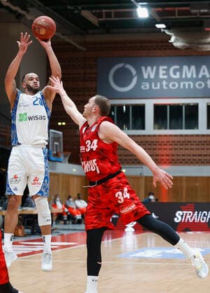 07.05.2021, Basketball, BBL 2020 2021, 28. Spieltag, s.Oliver Wuerzburg - FRAPORT SKYLINERS, GER, Wuerzburg, s.Oliver Arena, Bild: v. li. Rasheed Moore (Fraport Skyliners) und Felix Hoffmann (s.Oliver Wuerzburg) Copyright: HMBxMedia xHeikoxBecker