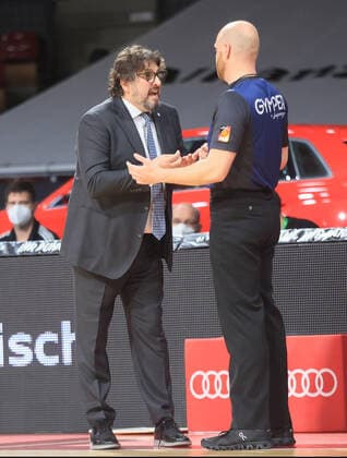 07.05.2021, BBL, FC Bayern Basketball vs Ulm, Audi Dome Muenchen, im Bild: Trainer Andrea Trinchieri (FCB Basketball) mit Referee nicht einverstanden