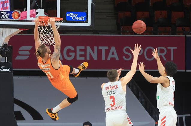 07.05.2021, BBL, FC Bayern Basketball vs Ulm, Audi Dome Muenchen, im Bild: Dylan Osetkowski (ratiopharm Ulm), David Kraemer (FCB Basketball) und Jason George (FCB Basketball)