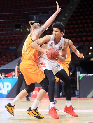 07.05.2021, BBL, FC Bayern Basketball vs Ulm, Audi Dome Muenchen, im Bild: Dylan Osetkowski (ratiopharm Ulm) vs Jason George (FCB Basketball)