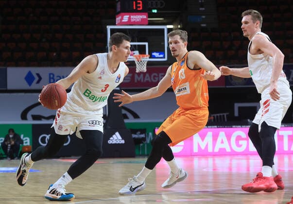 07.05.2021, BBL, FC Bayern Basketball vs Ulm, Audi Dome Muenchen, im Bild: David Kraemer (FCB Basketball), Andreas Obst (ratiopharm Ulm) und Leon Radosevic (FCB Basketball)