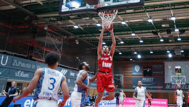 07.05.2021, Basketball, BBL 2020 2021, 28. Spieltag, s.Oliver Wuerzburg - FRAPORT SKYLINERS, GER, Wuerzburg, s.Oliver Arena, Bild: v. li. Quantez Robertson (Fraport Skyliners) und Tyson Ward (s.Oliver Wuerzburg) Copyright: HMBxMedia xHeikoxBecker