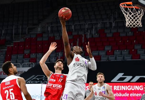 BAMBERG 07.05.2021 --- Basketball ---- easycredit 1. Basketball Bundesliga ---- 30. Spieltag: Brose Bamberg vs BG Göttingen --- Tai Odiase (21, BG Göttingen) wirft gegen Mateo Seric (17, Brose Bamberg) und Kenneth Ogbe (25, Brose Bamberg) --- Foto: Hans-Martin Issler isslerimages ---- Brose Bamberg vs BG Göttingen