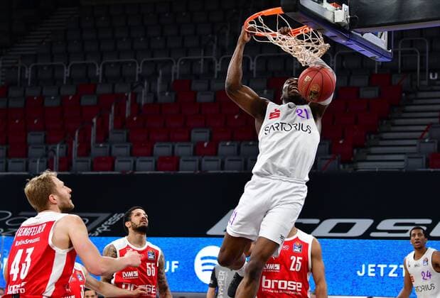 BAMBERG 07.05.2021 --- Basketball ---- easycredit 1. Basketball Bundesliga ---- 30. Spieltag: Brose Bamberg vs BG Göttingen --- Tai Odiase (21, BG Göttingen) mit Alleyoop-Dunk gegen Christian Sengfelder (43, Brose Bamberg), Tyler Larson (55, Brose Bamberg) und Kenneth Ogbe (25, Brose Bamberg) --- Foto: Hans-Martin Issler isslerimages ---- Brose Bamberg vs BG Göttingen
