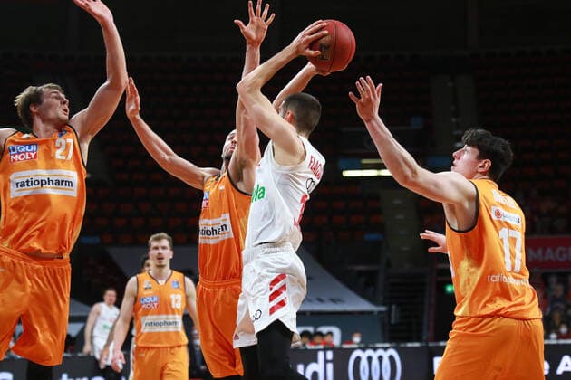 12 Diego Flaccadori (FCBB) gestoppt, geblockt von 27 Krimmer, 7 John Petrucelli, 17 Andreas Obst, (Ulm) Basketball, Easycredit BBL, FC Bayern München - Ratiopharm Ulm im Audi Dome am 07.05.2021 FOTO: Mladen Lackovic LakoPress