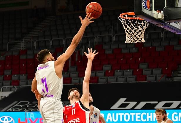 BAMBERG 07.05.2021 --- Basketball ---- easycredit 1. Basketball Bundesliga ---- 30. Spieltag: Brose Bamberg vs BG Göttingen --- Marvin Omuvwie (11, BG Göttingen) mit Korbleger gegen Mateo Seric (17, Brose Bamberg) --- Foto: Hans-Martin Issler isslerimages ---- Brose Bamberg vs BG Göttingen