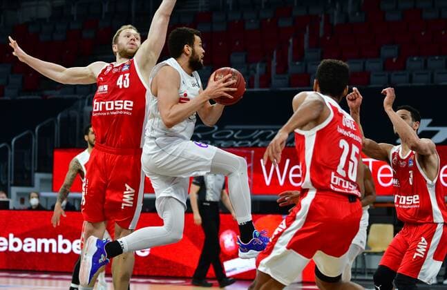 BAMBERG 07.05.2021 --- Basketball ---- easycredit 1. Basketball Bundesliga ---- 30. Spieltag: Brose Bamberg vs BG Göttingen --- Luke Nelson (6, BG Göttingen) zieht zum Korb gegen Christian Sengfelder (43, Brose Bamberg), Kenneth Ogbe (25, Brose Bamberg) und Dominic Lockhart (3, Brose Bamberg) --- Foto: Hans-Martin Issler isslerimages ---- Brose Bamberg vs BG Göttingen
