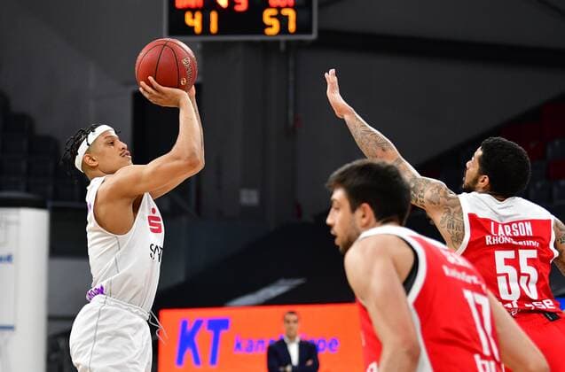 BAMBERG 07.05.2021 --- Basketball ---- easycredit 1. Basketball Bundesliga ---- 30. Spieltag: Brose Bamberg vs BG Göttingen --- Nelson Weidemann (2, BG Göttingen) wirft Dreier gegen Tyler Larson (55, Brose Bamberg) --- Foto: Hans-Martin Issler isslerimages ---- Brose Bamberg vs BG Göttingen