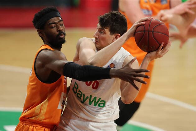 Zweikampf zwischen Aric Holman (Ulm) und Matej Rudan (Muenchen) GER, FC Bayern Basketball vs. ratiopharm ulm, Basketball, 1.Bundesliga, Saison 2020 2021, 07.05.2021, GER, FC Bayern Basketball vs. ratiopharm ulm, Basketball, 1.Bundesliga, Saison 2020 2021, 07.05.2021, Muenchen Copyright: xEIBNER MarcelxEngelbrechtx EP_EER