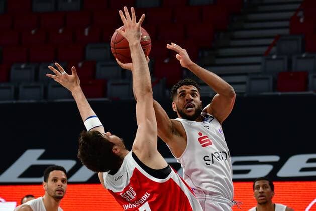 BAMBERG 07.05.2021 --- Basketball ---- easycredit 1. Basketball Bundesliga ---- 30. Spieltag: Brose Bamberg vs BG Göttingen --- Marvin Omuvwie (11, BG Göttingen) wirft gegen Mateo Seric (17, Brose Bamberg) --- Foto: Hans-Martin Issler isslerimages ---- Brose Bamberg vs BG Göttingen