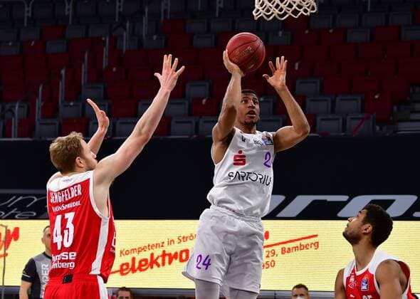 BAMBERG 07.05.2021 --- Basketball ---- easycredit 1. Basketball Bundesliga ---- 30. Spieltag: Brose Bamberg vs BG Göttingen --- Aubrey Dawkins (24, BG Göttingen) wirft gegen Christian Sengfelder (43, Brose Bamberg) und Kenneth Ogbe (25, Brose Bamberg) --- Foto: Hans-Martin Issler isslerimages ---- Brose Bamberg vs BG Göttingen