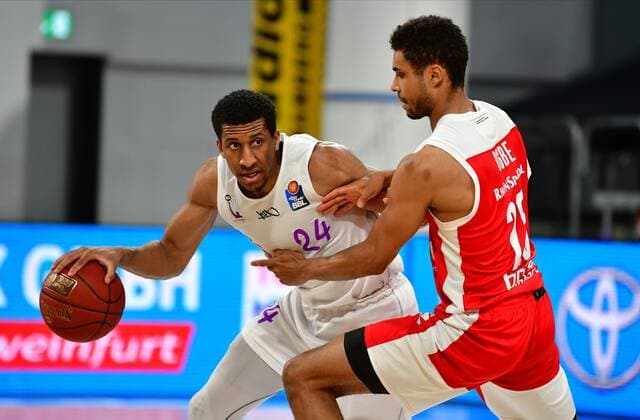 BAMBERG 07.05.2021 --- Basketball ---- easycredit 1. Basketball Bundesliga ---- 30. Spieltag: Brose Bamberg vs BG Göttingen --- Aubrey Dawkins (24, BG Göttingen) gegen Kenneth Ogbe (25, Brose Bamberg) --- Foto: Hans-Martin Issler isslerimages ---- Brose Bamberg vs BG Göttingen