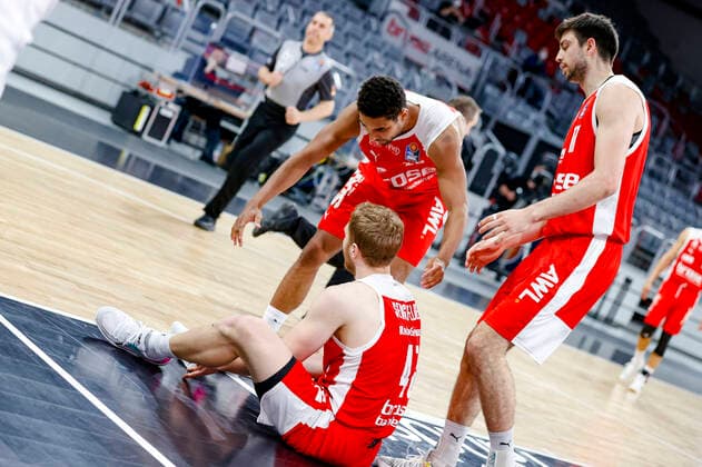unten Christian Sengfelder (Brose Bamberg, 43) links Kenneth Ogbe (Brose Bamberg, 25) rechts Mateo Seric (Brose Bamberg, 17) Brose Bamberg - BG Göttingen Goettingen - easyCredit-BBL - Basketball Bundesliga - Basketball Saison 2020 21 - 30. Spieltag, 07.05.2021 Bamberg, Brose Arena Copyright: DanielxLöb