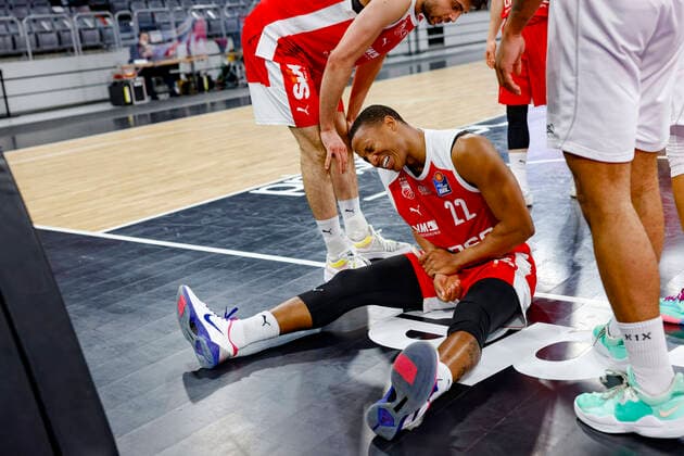 am rechtsn Handgelenk verletzt: Devon Hall (Brose Bamberg, 22) Brose Bamberg - BG Göttingen Goettingen - easyCredit-BBL - Basketball Bundesliga - Basketball Saison 2020 21 - 30. Spieltag, 07.05.2021 Bamberg, Brose Arena Copyright: DanielxLöb