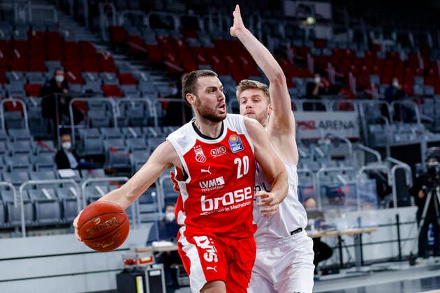 links Chase Fieler (Brose Bamberg, 20) rechts 17 Mathis Mönninghoff (BG Göttingen) Brose Bamberg - BG Göttingen Goettingen - easyCredit-BBL - Basketball Bundesliga - Basketball Saison 2020 21 - 30. Spieltag, 07.05.2021 Bamberg, Brose Arena Copyright: DanielxLöb