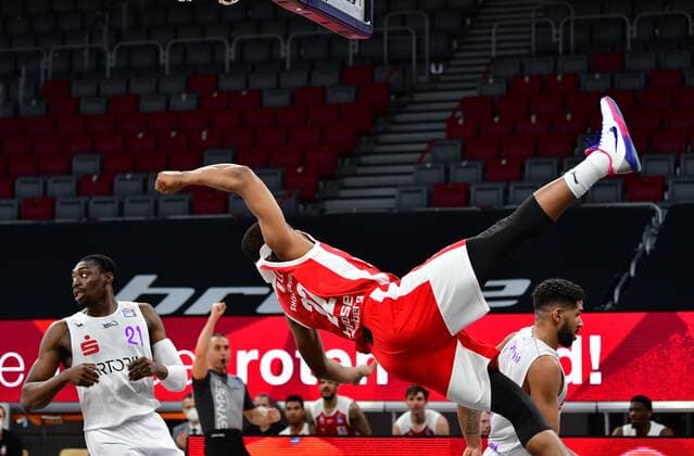 BAMBERG 07.05.2021 --- Basketball ---- easycredit 1. Basketball Bundesliga ---- 30. Spieltag: Brose Bamberg vs BG Göttingen --- Devon Hall (22, Brose Bamberg) stürtzt in Folge des Fouls von Marvin Omuvwie (rechts) --- Foto: Hans-Martin Issler isslerimages ---- Brose Bamberg vs BG Göttingen