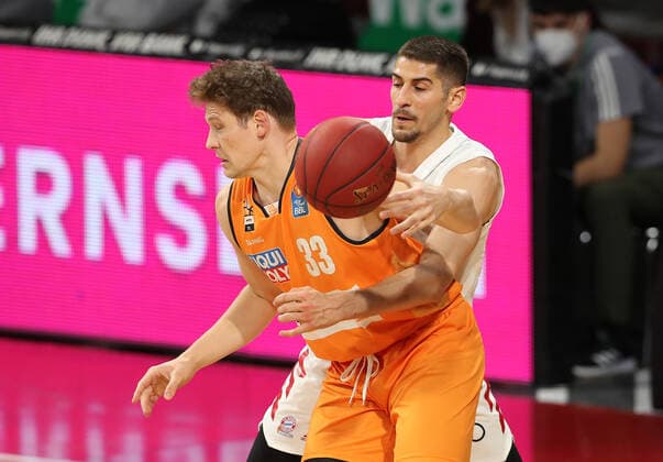 Zweikampf zwischen Patrick Heckmann (Ulm) und Diego Flaccadori (Muenchen) GER, FC Bayern Basketball vs. ratiopharm ulm, Basketball, 1.Bundesliga, Saison 2020 2021, 07.05.2021, GER, FC Bayern Basketball vs. ratiopharm ulm, Basketball, 1.Bundesliga, Saison 2020 2021, 07.05.2021, Muenchen Copyright: xEIBNER MarcelxEngelbrechtx EP_EER
