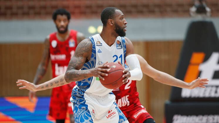 07.05.2021, Basketball, BBL 2020 2021, 28. Spieltag, s.Oliver Wuerzburg - FRAPORT SKYLINERS, GER, Wuerzburg, s.Oliver Arena, Bild: v. li. Brekkott Chapman (s.Oliver Wuerzburg) und Kamari Murphy (Fraport Skyliners) Copyright: HMBxMedia xHeikoxBecker