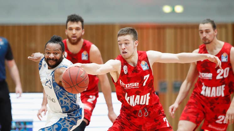 07.05.2021, Basketball, BBL 2020 2021, 28. Spieltag, s.Oliver Wuerzburg - FRAPORT SKYLINERS, GER, Wuerzburg, s.Oliver Arena, Bild: v. li. Quantez Robertson (Fraport Skyliners) und Nils Hassfurther (s.Oliver Wuerzburg) Copyright: HMBxMedia xHeikoxBecker