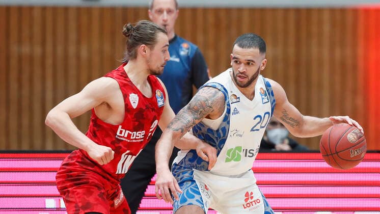 07.05.2021, Basketball, BBL 2020 2021, 28. Spieltag, s.Oliver Wuerzburg - FRAPORT SKYLINERS, GER, Wuerzburg, s.Oliver Arena, Bild: v. li. Julian Albus (s.Oliver Wuerzburg) und Rasheed Moore (Fraport Skyliners) Copyright: HMBxMedia xHeikoxBecker