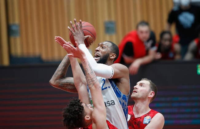07.05.2021, Basketball, BBL 2020 2021, 28. Spieltag, s.Oliver Wuerzburg - FRAPORT SKYLINERS, GER, Wuerzburg, s.Oliver Arena, Bild: v. li. Joshua Obiesie (s.Oliver Wuerzburg), Kamari Murphy (Fraport Skyliners) und Felix Hoffmann (s.Oliver Wuerzburg) Copyright: HMBxMedia xHeikoxBecker