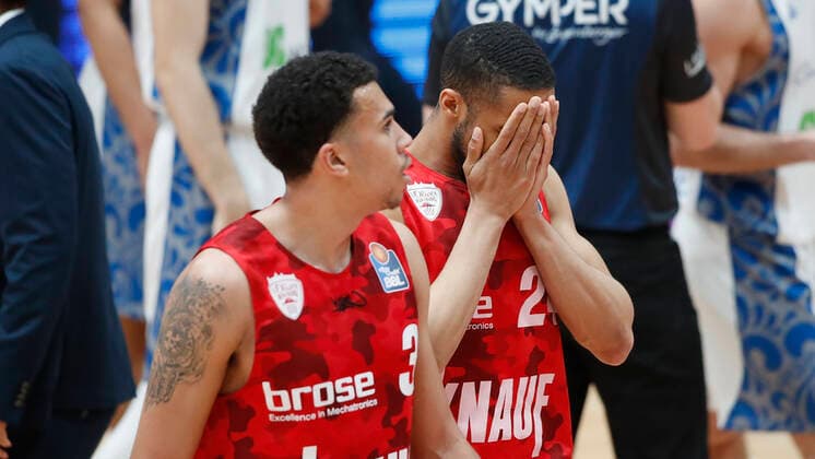 07.05.2021, Basketball, BBL 2020 2021, 28. Spieltag, s.Oliver Wuerzburg - FRAPORT SKYLINERS, GER, Wuerzburg, s.Oliver Arena, Bild: v. li. Tyson Ward (s.Oliver Wuerzburg) und Cameron Hunt (s.Oliver Wuerzburg) Copyright: HMBxMedia xHeikoxBecker