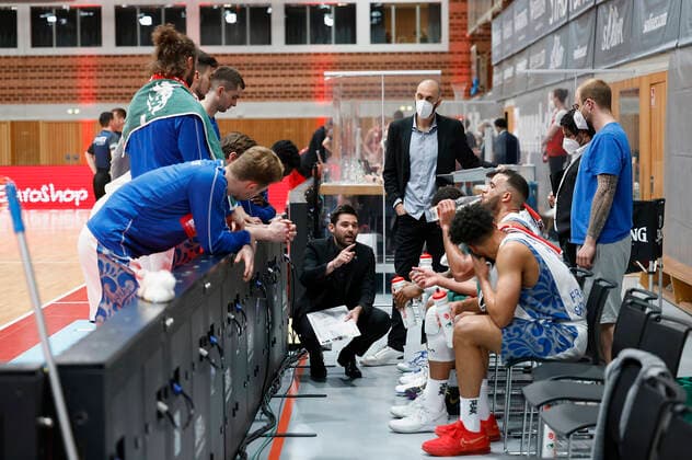 07.05.2021, Basketball, BBL 2020 2021, 28. Spieltag, s.Oliver Wuerzburg - FRAPORT SKYLINERS, GER, Wuerzburg, s.Oliver Arena, Bild: v. li. Auszeit mit Headcoach Sebastian Gleim (Fraport Skyliners) Copyright: HMBxMedia xHeikoxBecker