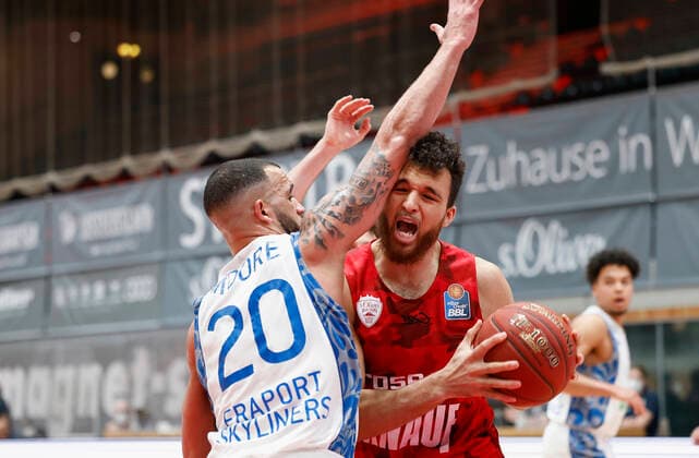 07.05.2021, Basketball, BBL 2020 2021, 28. Spieltag, s.Oliver Wuerzburg - FRAPORT SKYLINERS, GER, Wuerzburg, s.Oliver Arena, Bild: v. li. Rasheed Moore (Fraport Skyliners) und Brekkott Chapman (s.Oliver Wuerzburg) Copyright: HMBxMedia xHeikoxBecker