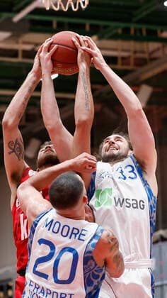 07.05.2021, Basketball, BBL 2020 2021, 28. Spieltag, s.Oliver Wuerzburg - FRAPORT SKYLINERS, GER, Wuerzburg, s.Oliver Arena, Bild: v. li. Brekkott Chapman (s.Oliver Wuerzburg), Rasheed Moore (Fraport Skyliners) und Marco Voeller (Fraport Skyliners) Copyright: HMBxMedia xHeikoxBecker