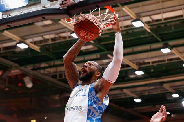 07.05.2021, Basketball, BBL 2020 2021, 28. Spieltag, s.Oliver Wuerzburg - FRAPORT SKYLINERS, GER, Wuerzburg, s.Oliver Arena, Bild: v. li. Kamari Murphy (Fraport Skyliners) mit einem Dunk Copyright: HMBxMedia xHeikoxBecker