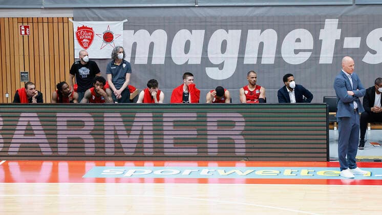 07.05.2021, Basketball, BBL 2020 2021, 28. Spieltag, s.Oliver Wuerzburg - FRAPORT SKYLINERS, GER, Wuerzburg, s.Oliver Arena, Bild: v. li. Enttaeuschung auf der Bank von s.Oliver Wuerzburg Copyright: HMBxMedia xHeikoxBecker